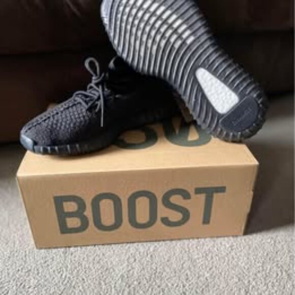 Yeezy Boost 350 V2 - Picture 2 of 3